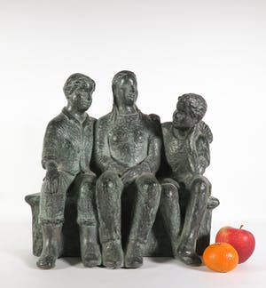 Karin Beek - Groot en zwaar bronzen beeld van drie zusjes op een bankje kopen? Bied vanaf 1000!