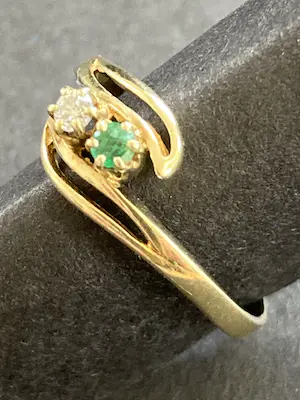 14 karaats geelgouden ring bezet met smaragd diamant kopen? Bied vanaf 90!