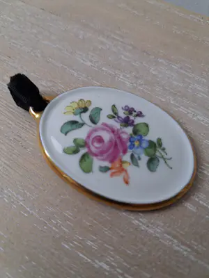 Augarten Wien - Hanger met zwarte fluwelen choker kaufen? Bieten Sie von 35!