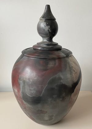 Niet of onleesbaar gesigneerd - Museale Studio Keramische Raku en paardenhaar deksel of urnvaas kopen? Bied vanaf 1!