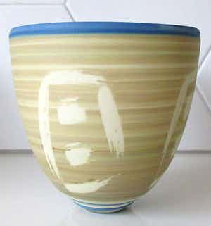 Niet of onleesbaar gesigneerd - Studio multicolour Porseleinen kom - gesigneerd verkocht voor € 10!