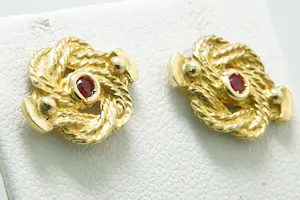 100 -  Leuk paar 18krt gouden mattenklopper oorstekers met rode steentjes kopen? Bied vanaf 150!