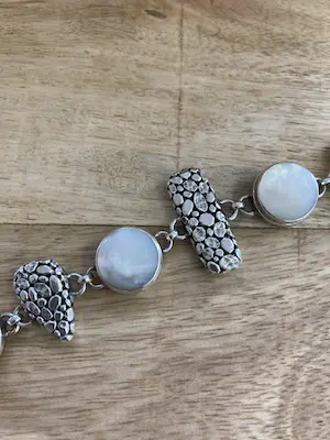 Zilveren armband met vier rond geslepen parelmoer stenen kopen? Bied vanaf 59!