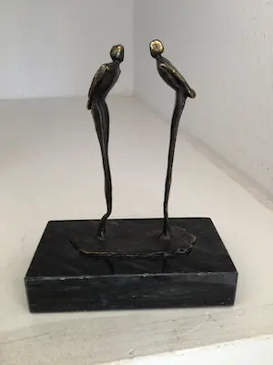 Corry Ammerlaan - Sculptuur “ IN GESPREK “. Gesigneerd kopen? Bied vanaf 1!