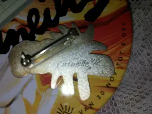 Corneille - afgeprijsd : 2 items met afbeeldingen van Corneille / broche en pen kopen? Bied vanaf 40!