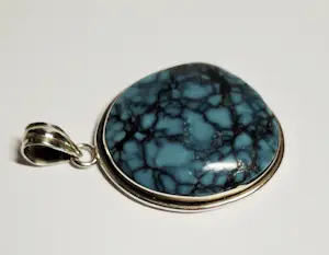 In nieuwstaat Een sierlijk bewerkte hanger Zilver met Natuurlijke Turkoois kopen? Bied vanaf 75!