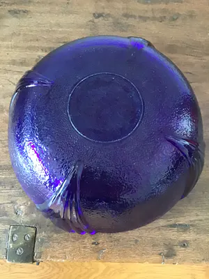 Niet of onleesbaar gesigneerd - Zware blauwe glazen schaal met groot drinkglas kopen? Bied vanaf 1!