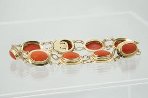 2033-Geelgouden Vintage 14krt armband met ovaal cabuchon geslepen bloedkoralen kopen? Bied vanaf 280!