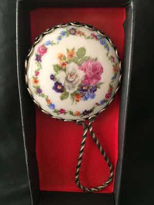 Niet of onleesbaar gesigneerd - Frans handspiegeltje verkocht voor € 10!