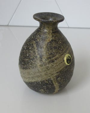 Niet of onleesbaar gesigneerd - 5. Marui Japans Shigaraki aardewerk vaasje met ruw bruine en zandkleurig glazuur kopen? Bied vanaf 1!