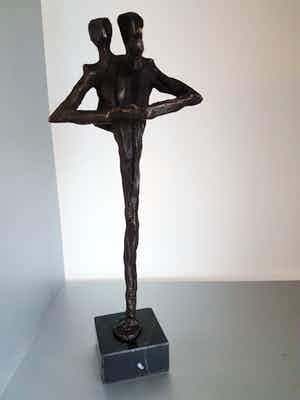 Klaas van den Berg - 1941 - 2018 Brons beeld " Ik wijs je de weg " verkocht voor € 155!