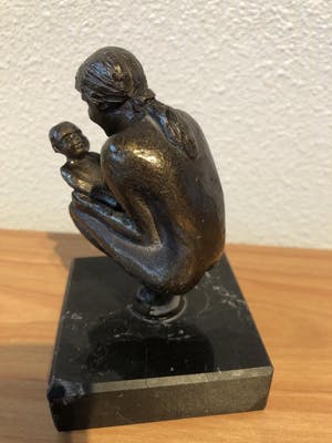 Astrid Veldhuyzen-Koppen - Moeder met kind in gehurkte houding. kopen? Bied vanaf 35!