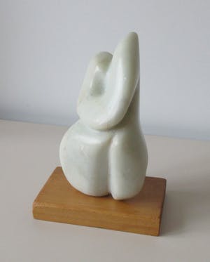 Niet of onleesbaar gesigneerd - Abstract spekstenen beeld "De Omhelzing" op houten sokkel kopen? Bied vanaf 10!