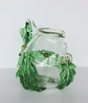 Ciel van Dooren - Studio de Oude Horn / Fraaie grote glazen schenkkan met bladmotief kopen? Bied vanaf 150!