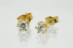 75 - Een charmant paar 18 karaats geelgoud en (0.50ct) diamanten oorstekers kopen? Bied vanaf 300!