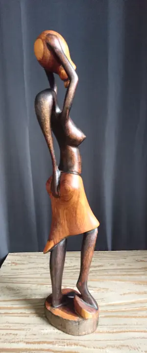 Niet of onleesbaar gesigneerd - Abstract houten beeld - Afrikaanse vrouw met kruik kopen? Bied vanaf 1!