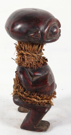 Pygmee - Vruchtbaarheidsbeeld met raffia versieringen kopen? Bied vanaf 1!