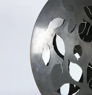 Niet of onleesbaar gesigneerd - Metalen wandsculptuur met bladmotief kopen? Bied vanaf 1!