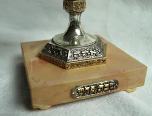 Frank Meisler - Kiddush cup in goud- en zilverkleur met "Duif"-motief, op sokkel – Hoogte 25 cm kopen? Bied vanaf 200!