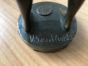 Victor Szczeblewski - Prachtig bronzen beeld - Whistling Boy - van een blootsvoets fluitend jongetje. kopen? Bied vanaf 85!