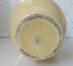 Keramiekfabriek Velsen - Grote eiergele bloemenvaas kopen? Bied vanaf 1!