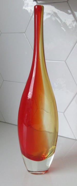 Niet of onleesbaar gesigneerd - Rood gele hand geblazen Flesvaas uit de jaren'50-'60 kopen? Bied vanaf 10!