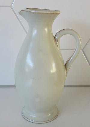 Niet of onleesbaar gesigneerd - Delfos creme wit aardewerken kannetje kopen? Bied vanaf 10!