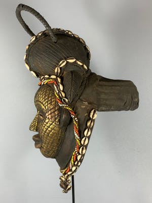 Punu - Tribal used Old African female Bronze mask from the Punu with Cap - Gabon. kopen? Bied vanaf 125!