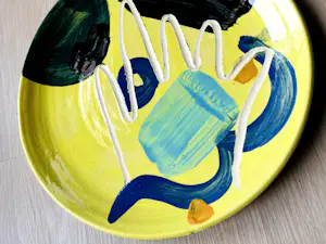 Bruce McLean - Geel Bord met Hand (uniek werk) kopen? Bied vanaf 495!