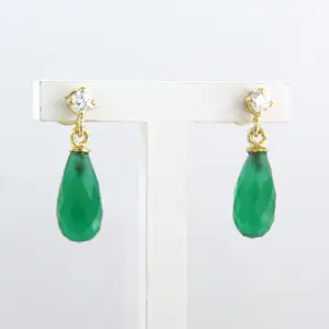 18k gouden oorhangers met groene chalcedoon en briljant geslepen diamant kopen? Bied vanaf 500!
