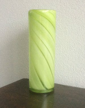 Niet of onleesbaar gesigneerd - HOGE GROENE GLAZEN DESIGNVAAS kopen? Bied vanaf 1!