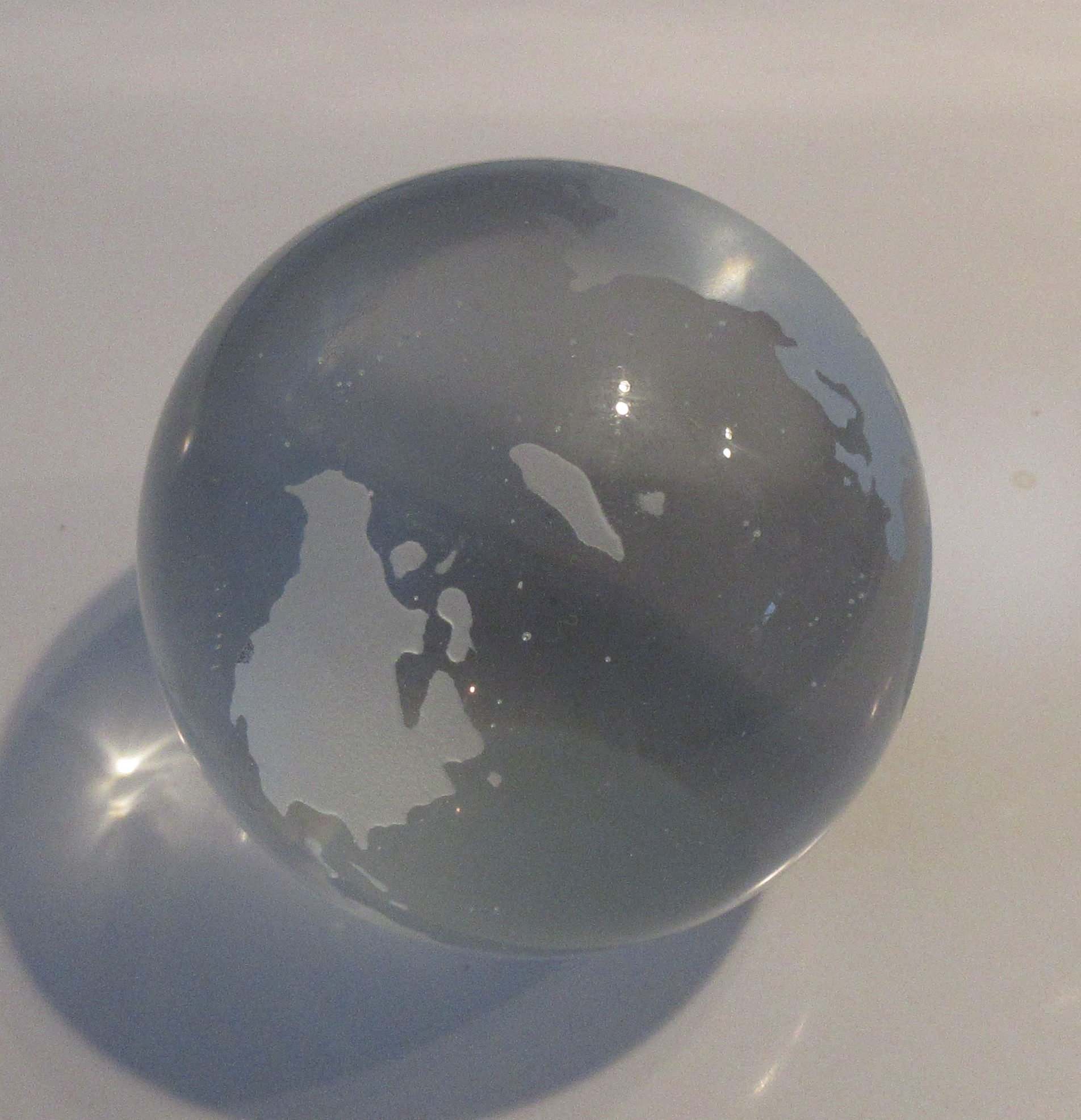 Niet of onleesbaar gesigneerd - Blank glazen presse papier Globe of wereldbol kopen? Bied vanaf 1!