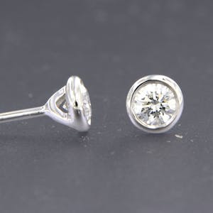 18K Goud - witgouden solitair oorknoppen bezet met briljant geslepen diamant 0.24 caraat kopen? Bied vanaf 300!