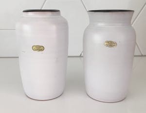 Niet of onleesbaar gesigneerd - Twee witte aardewerk vaasjes Delfos Zoeterwoude kopen? Bied vanaf 1!