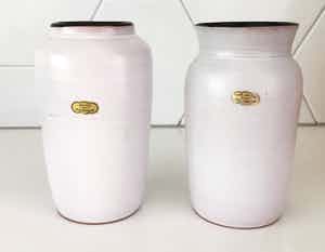 Niet of onleesbaar gesigneerd - Twee witte aardewerk vaasjes Delfos Zoeterwoude verkocht voor € 1!