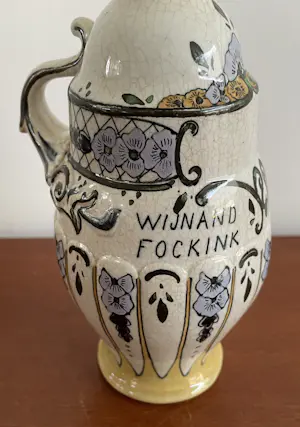 Faience- en Tegelfabriek Holland-Utrecht - Aardewerk Jenever of likeurkruikje "Wynand Fockink Amsterdam 1679" kopen? Bied vanaf 55!