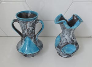 Vallauris Keramiek - Twee Sixties lichtblauwe Fatlava vaasjes kopen? Bied vanaf 1!