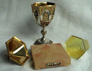 Frank Meisler - Kiddush cup in goud- en zilverkleur met "Duif"-motief, op sokkel – Hoogte 25 cm kopen? Bied vanaf 200!