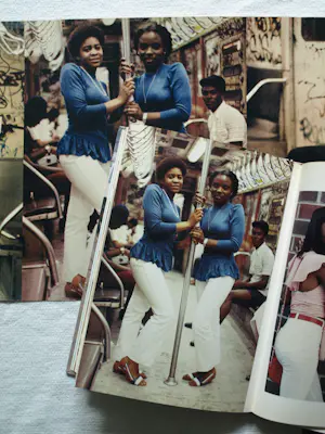 Jamel Shabazz - Gesigneerde foto (4 foto’s op 1 blad) + gesigneerd fotoboek “Back in The Days” kopen? Bied vanaf 250!