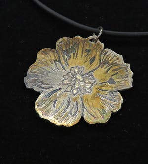 Yoka Voorbach - Collier met zilveren hanger met kleurenets, Magic eglantine kopen? Bied vanaf 1!