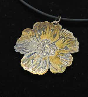 Yoka Voorbach - Collier met zilveren hanger met kleurenets, Magic eglantine verkocht voor € 1!