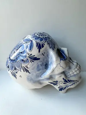 Jan Born - Handgeschilderde keramieken skull delftsblauw stijl kopen? Bied vanaf 95!