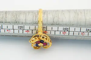 6 - Aparte opengewerkt & bloem-vormige 18 Krt geel gouden ring met kleurstenen kopen? Bied vanaf 190!