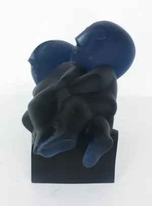 Odile Kinart - Sculptuur van glas, Man en vrouw op een bank kopen? Bied vanaf 400!