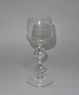 Andries Dirk Copier - Karaf met geslepen ringen en dop met 3 bollen en bijpassend wijnglas kopen? Bied vanaf 150!