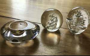 Niet of onleesbaar gesigneerd - Murano presse-papiers en Over.Oltre waxinelicht houder, gemerkt verkocht voor € 1!