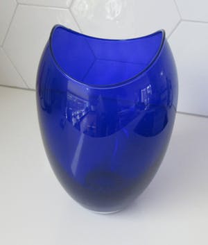 Niet of onleesbaar gesigneerd - Cobalt blauwe glazen design vaas kopen? Bied vanaf 10!