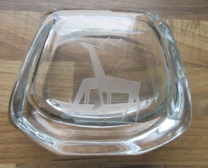 Niet of onleesbaar gesigneerd - Zweedse dikwandige glazen vaas met etsdecor van gestileerde herten kopen? Bied vanaf 10!