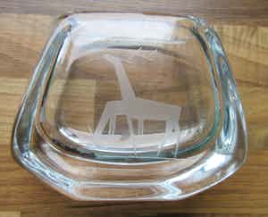 Niet of onleesbaar gesigneerd - Zweedse dikwandige glazen vaas met etsdecor van gestileerde herten verkocht voor € 10!