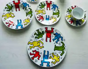 Keith Haring - Servies: 3 verschillende maten borden, 1 koffiekop en schotel vendu pour 80€ !
